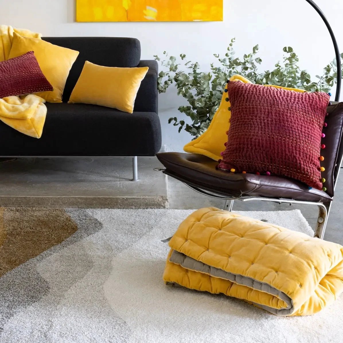 Chemin de lit Vivaraise jaune plié sur un tapis moelleux dans un salon moderne et lumineux
