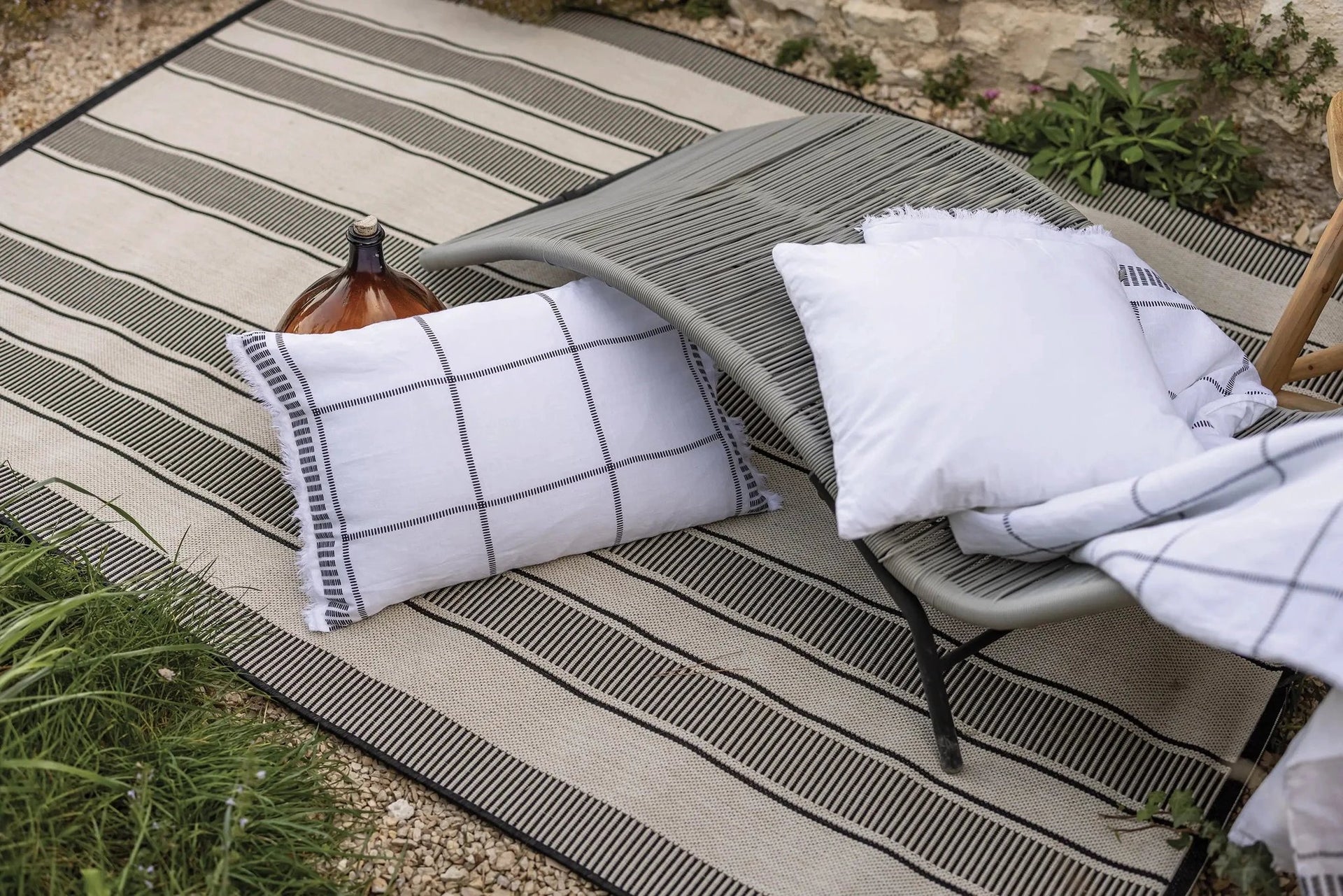 Tapis Paomia 2 outdoor Perle by Vivaraise