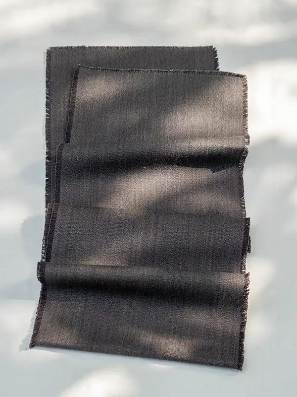 Chemins de Table PRAKRIT- Bords Effilochés à la Main - Gris Acier by No-mad