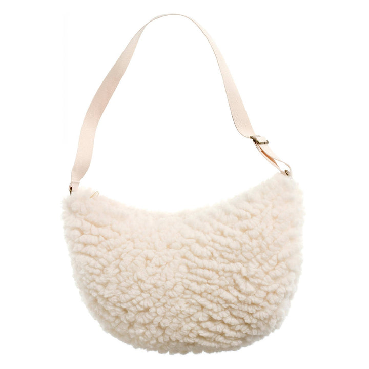 Sac demi-lune Noam Neige en shearling blanc with bandoulière beige.