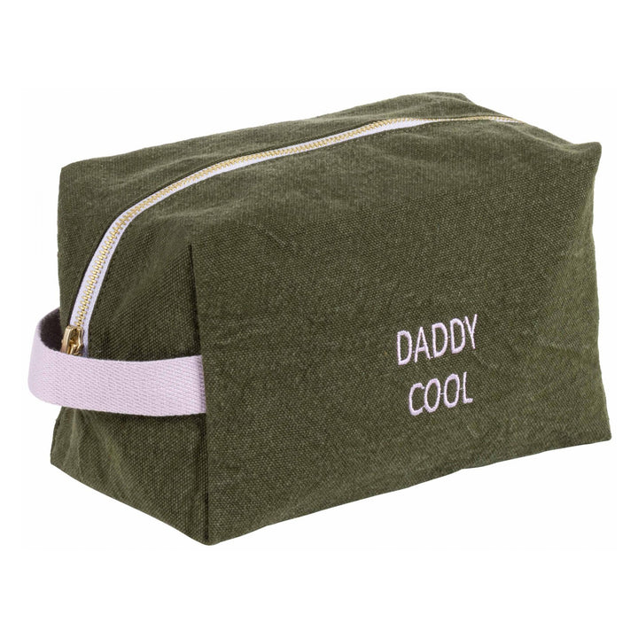 Trousse cube Daddy Cool Kale olive verte avec fermeture éclair et poignées rose pâle, marquée « DADDY COOL ».