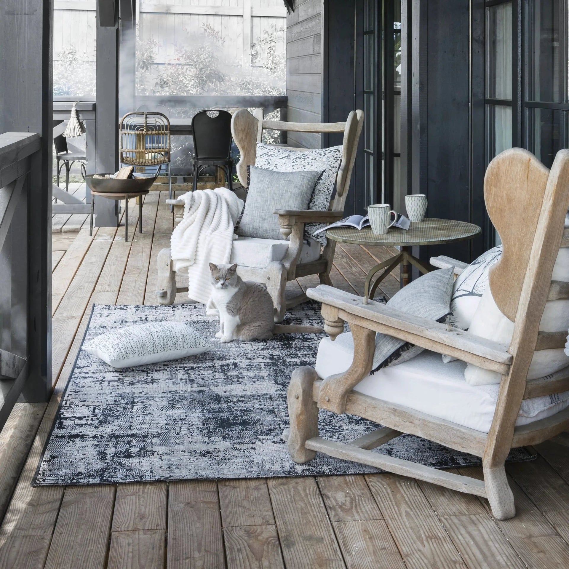 Tapis pour extérieur Vivaraise gris avec motif moderne sur terrasse en bois aménagée